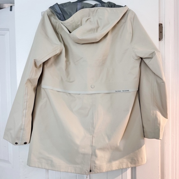 NWT Vuori Women's Tuuli Rain Jacket - Bone - Picture 3 of 13